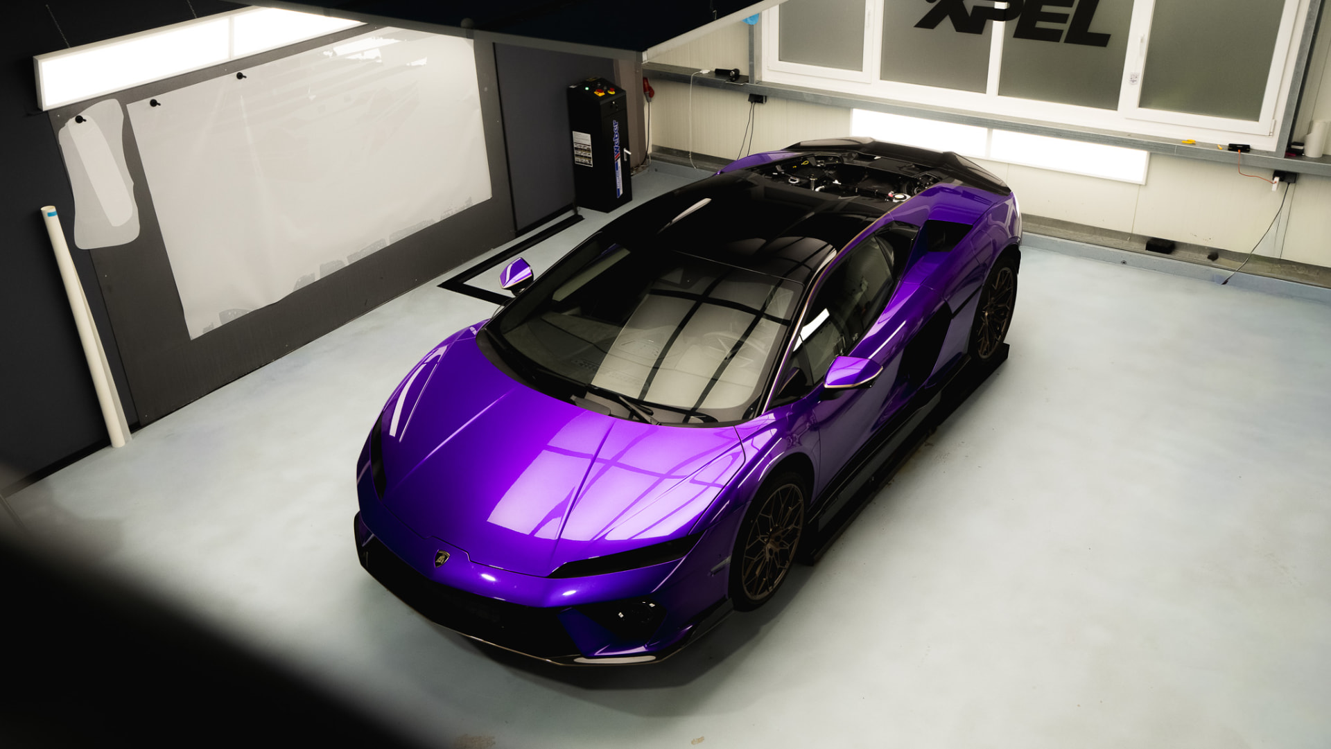 Lamborghini Temerario mit PPF-Lackschutzfolierung im Atelier